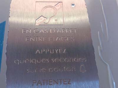 Gravure pour la signalisation dans un ascenseur privatif d'un immeuble en Eure et Loir près de Chartres dans la Beauce