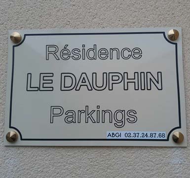 Création d'une plaque et marquage au laser d'une plaque signalétique pour une résidence et son parking à Chartres en eure-et-loir (Beauce)