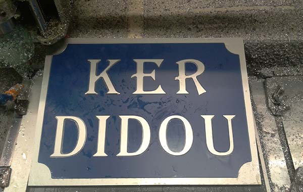 Réalisation d'une plaque signalétique extérieure pour la maison d'un particulier