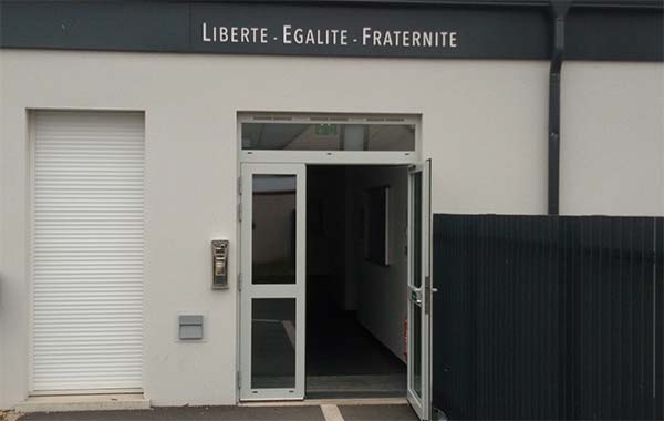 Réalisation et installation de la signalétique extérieure en lettres plexiglas d'une mairie en Eure-et-Loir près de Chartres affichant la devise française "Liberté, Egalité, Fraternité