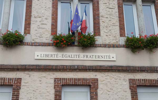 Réalisation d'une plaque en plexiglas pour la signalétique extérieure d'une mairie en Eure-et-Loir-affichant la devise française "Liberté, Egalité, Fraternité