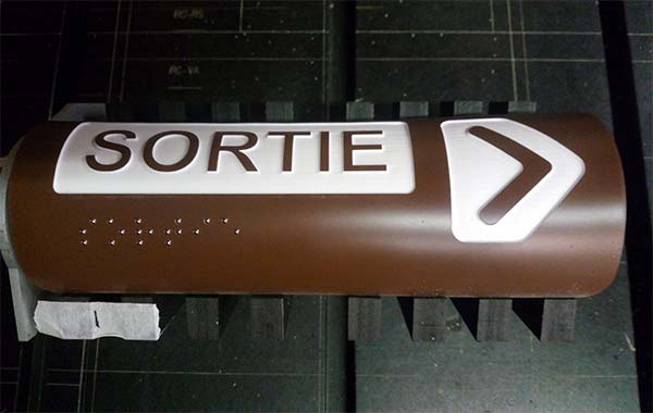Réalisation d'une plaque Sortie avec éclairage en LED pour la signaliser la sortie de secours d'un bâtiment en Eure et Loir près de Chartres