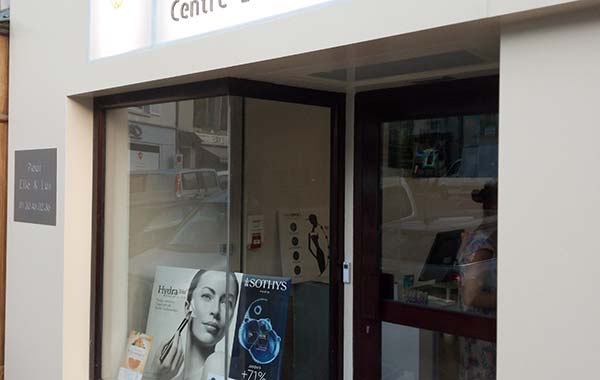 Réalisation d'une signalétique extérieure d'enseigne et vitrine d'un centre esthétique dans un centre-ville en Eure et Loir près de Chartres dans la Beauce