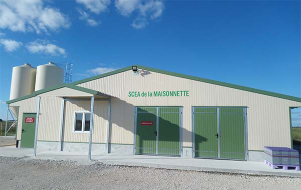 Signalétique extérieure en lettres plexiglas pour exploitation agricole en Eure-et-Loir dans la Beauce