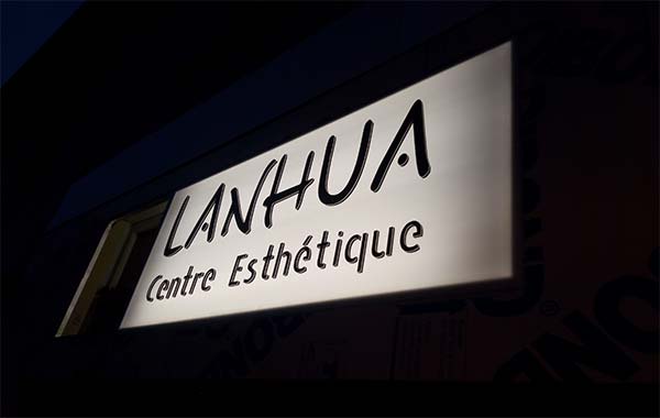 Réalisation d'une signalétique extérieure avec un éclairage nocturne pour un centre esthétique du centre-ville de Saint-Arnoult en Yvelines en Yvelines (Ile-de-France)
