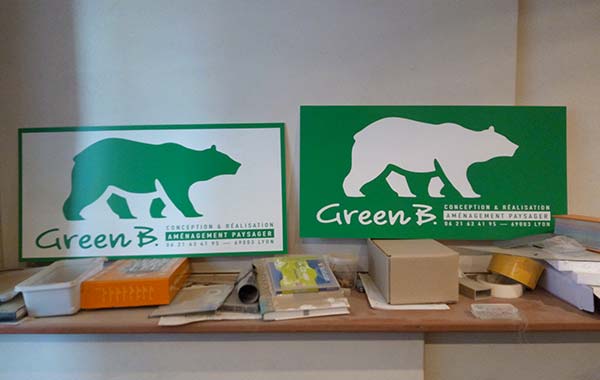 Réalisation d'une signalétique extérieure sous forme d'un panneau personnalisé pour une entreprise d'artisans paysagistes près de Lyon Green B. se situant dans le Rhône-Alpes